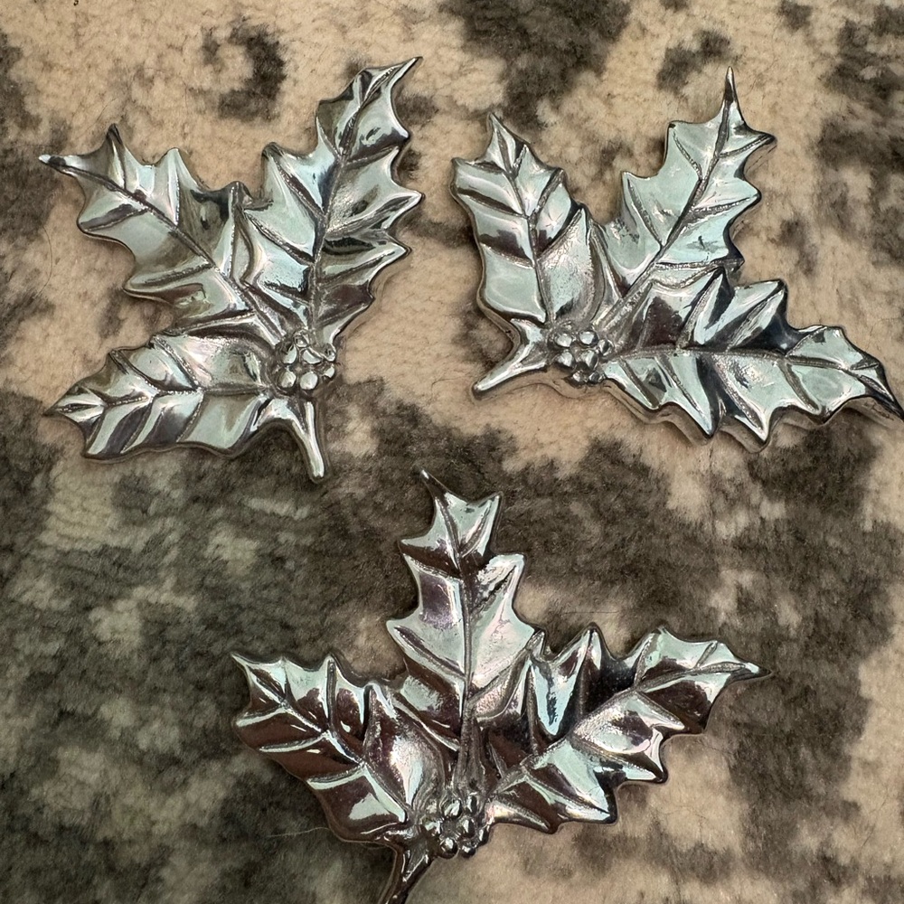 Silver Holly Leaf napkin holder Set